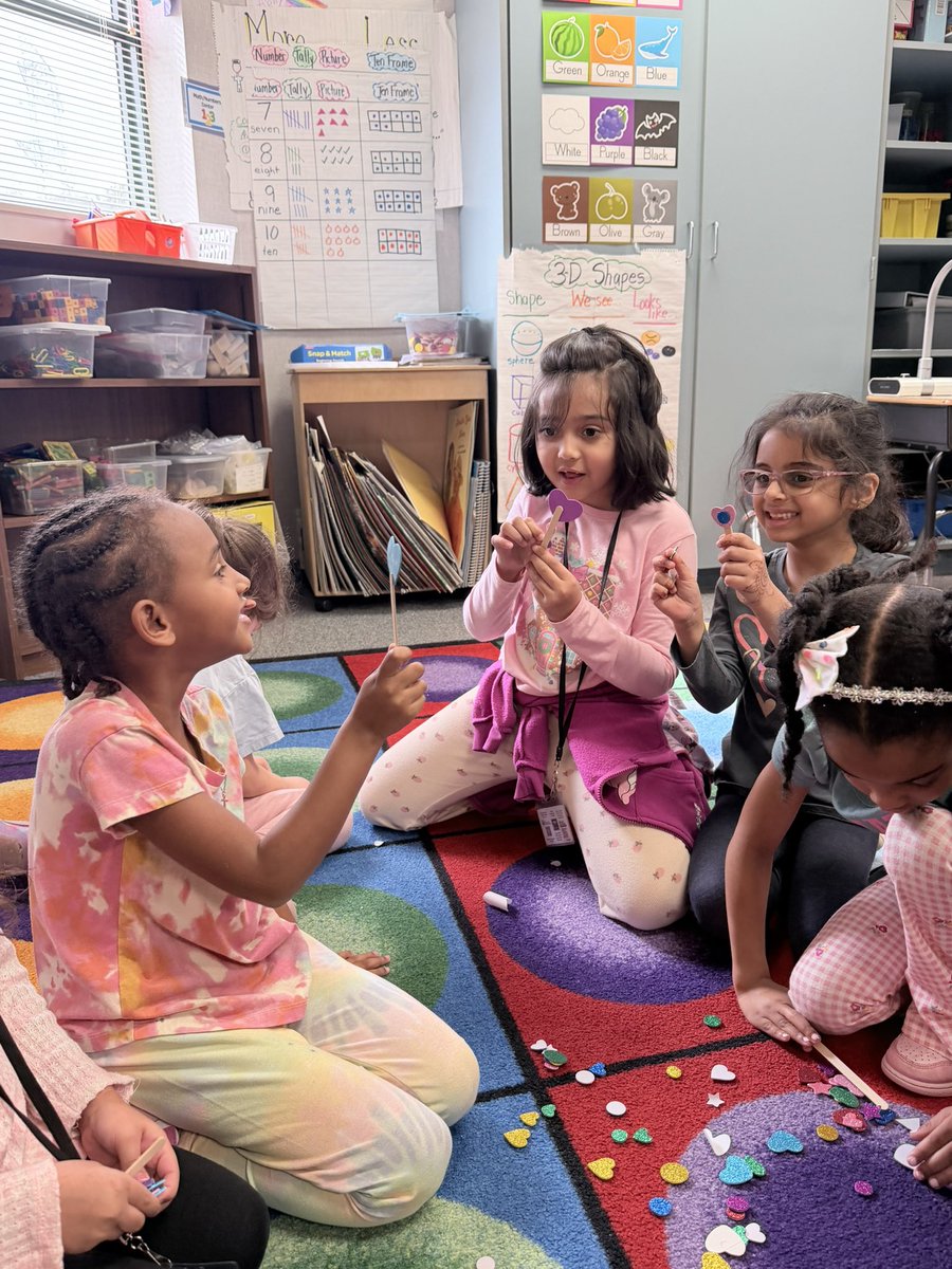 MsLeigha__'s tweet image. We celebrated completion of the January Reading Challenge by making Magic Reading Wands, AND their names went up on the Reading Challenge Tree🪄🤩📖 #GrowingReaders #TheKinderPond

@BBE_Bullfrogs 
@FortBendISD