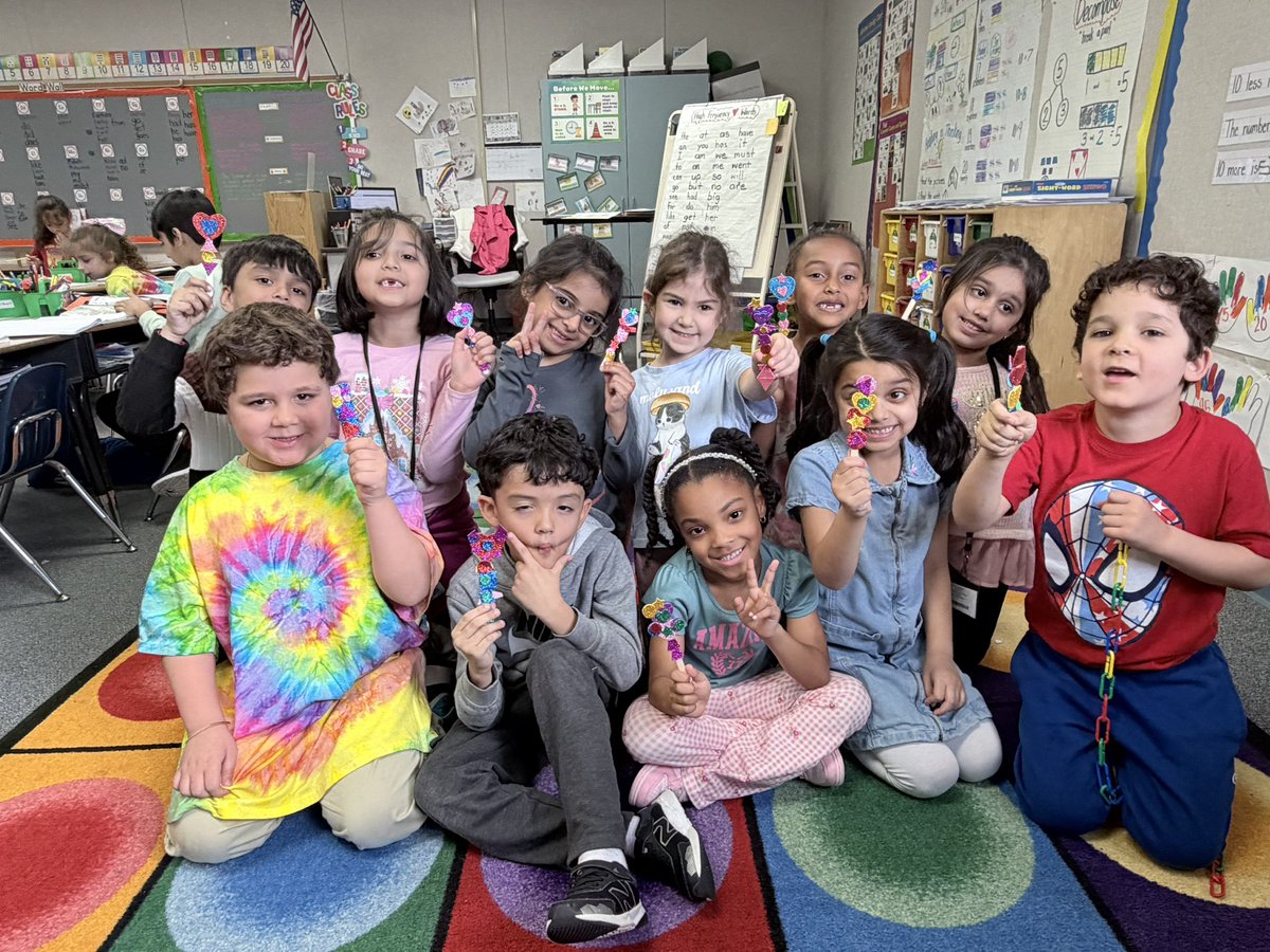 MsLeigha__'s tweet image. We celebrated completion of the January Reading Challenge by making Magic Reading Wands, AND their names went up on the Reading Challenge Tree🪄🤩📖 #GrowingReaders #TheKinderPond

@BBE_Bullfrogs 
@FortBendISD
