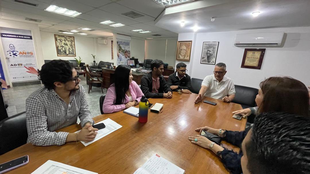 La Secretaría Nacional de Organización y el presidente del partido sostuvieron una productiva reunión de trabajo con el equipo Juvenil Nacional. Ajustando detalles para un Mes de la Juventud lleno de impacto, formación y acción ADeca en todo el país. ¡Seguimos! 🏳️
