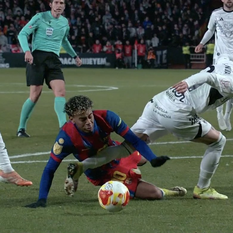 BarcaUniversal's tweet image. Brahim Diaz and Lamine Yamal... Both get kicked in the stomach:

- For Real Madrid: Penalty ✅
- For Barcelona: No penalty ❌

If your shirt is white, you have an advantage! Club of the Regime.
