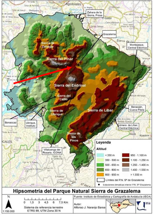 La sierra de Grazalema se sitúa en la provincia de Cádiz, entre el valle del Guadalquivir y el litoral gaditano. En realidad, está conformada por varias sierras. En este entorno nace el río Guadalete. En este hilo nos centraremos en la zona marcada en rojo por la flecha.