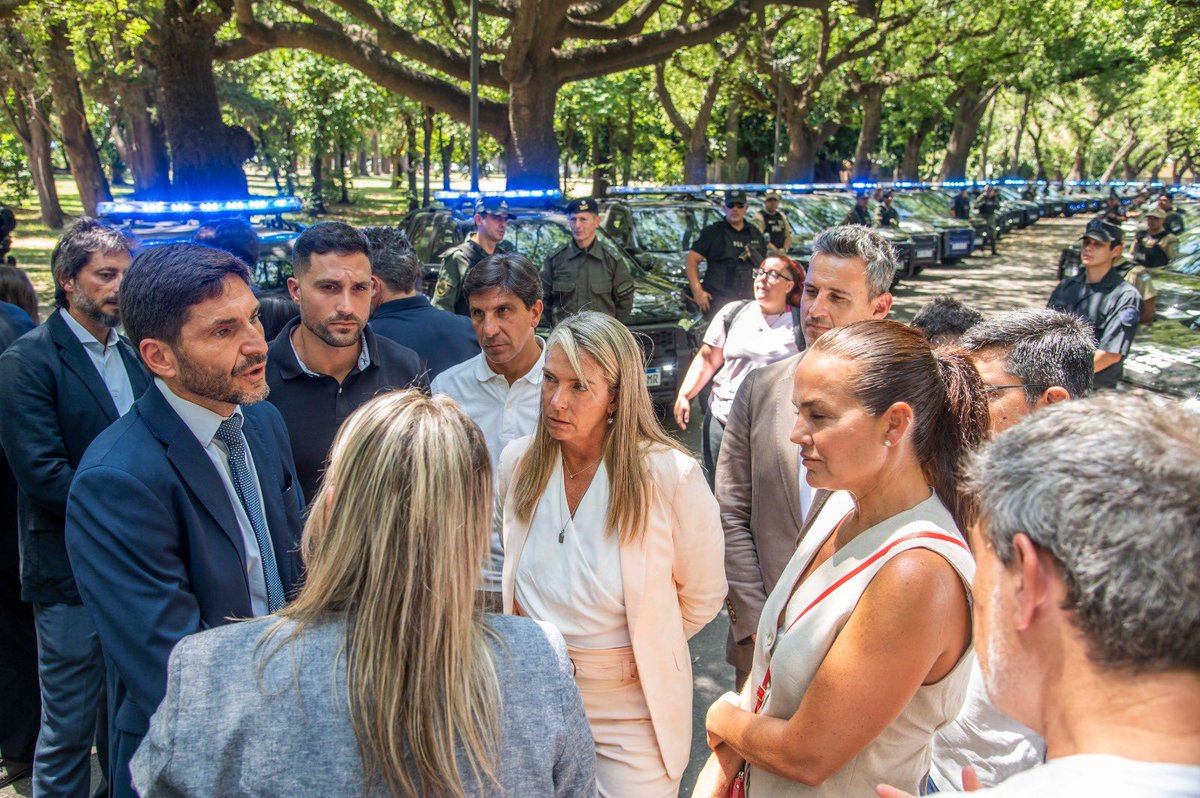 Plan, control y presencia.

Así se gobierna la seguridad. Con coordinación entre Nación, Provincia y Municipio, hoy #Rosario es otra ciudad.
Se ven efectivos y móviles policiales que patrullan Rosario, las 24 horas, en cada barrio.

No es casualidad. Es conducción. Es la decisión