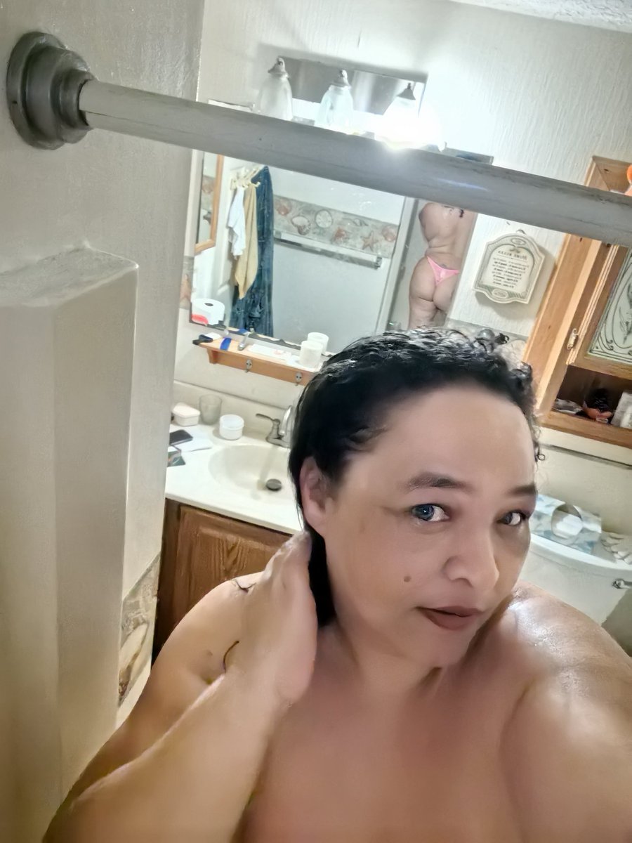 MissDeeOnly's tweet photo. I just stepped out the shower and I'm so wet In alot of places.😉Guess what I did in the shower 💦 https://t.co/ii0535pA7s