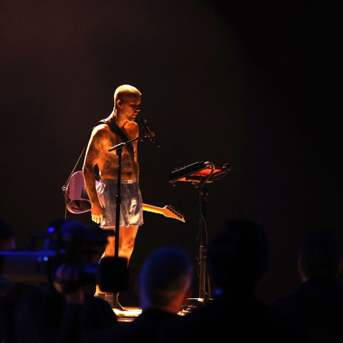 biebernovidade's tweet image. MEU DEUS! O produtor executivo dos GRAMMYs, Ben Winston, revelou que todo o auditório se levantou quando Justin Bieber foi introduzido antes de sua perfomance.