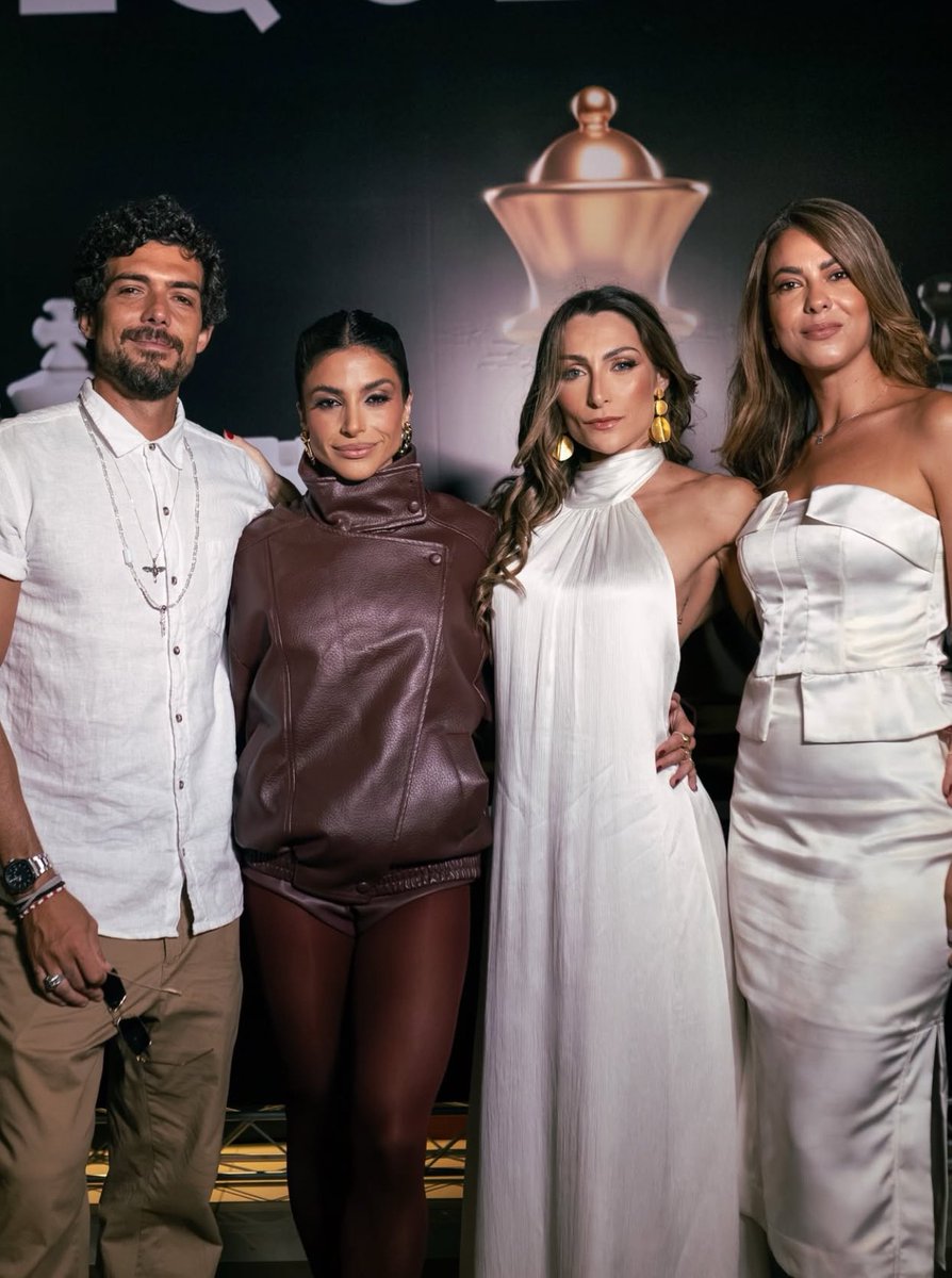 sraperart's tweet image. Eu, meu marido, minha mulher e a namorada da minha mulher