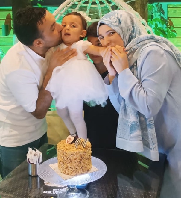 Dün tahliye edilen KHK'lı öğretmen Şeyma Aslan'ın eşi Emrah Aslan: 

“Ben 70 ay, eşim 12 ay hapis yattı. Büyük oğlum annesiyle birlikte 6 ay, kızım 5 ay cezaevinde kaldı. Çekirdek ailemizdeki herkes hapishaneden geçti. İlk defa dışarda yürümeyi tadan kızım koşma kavramının nasıl