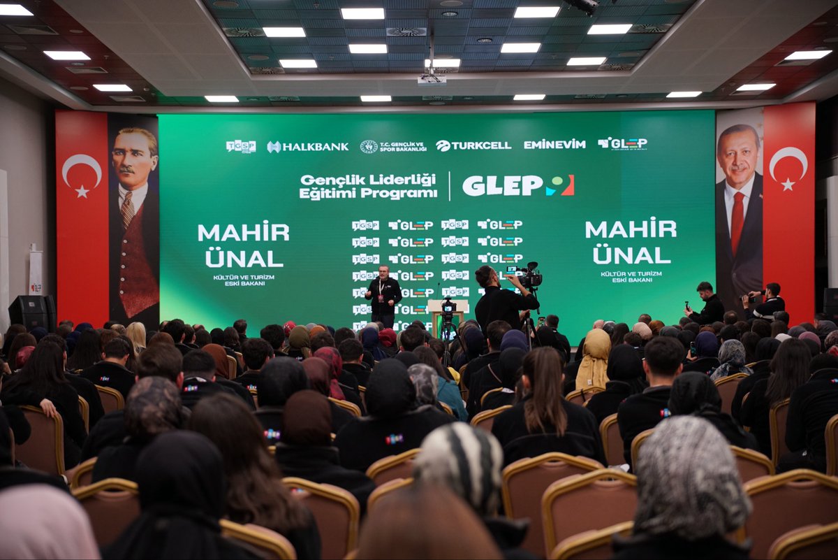 mahirunal's tweet photo. 📍Antalya

TGSP tarafından düzenlenen Gençlik Liderliği Eğitim Programı’nda (GLEP-9) gençlerle buluştuk. Enerjisi yüksek, sözü olan, derdi olan bir gençlikle.

“Gençlik ve STK’lar” üzerine konuştuk ama mesele başlıktan ibaret değildi. Asıl soru şuydu; “bu ülkenin yarınını kim taşıyacak, kim omuz verecek, kim sorumluluk alacak? Ahlakla aklı, niyetle sürekliliği, heyecanla disiplini aynı çizgide buluşturabilmeye gerçekten talip miyiz?”

Konforu değil yük almayı, seyirci olmayı değil sorumluluk üstlenmeyi dert edinen bir gençlikten söz ediyorsak işte umut bugün tam da burada, bu salondaydı. 👏🏻 

@tgsptr @hustaosmanoglu