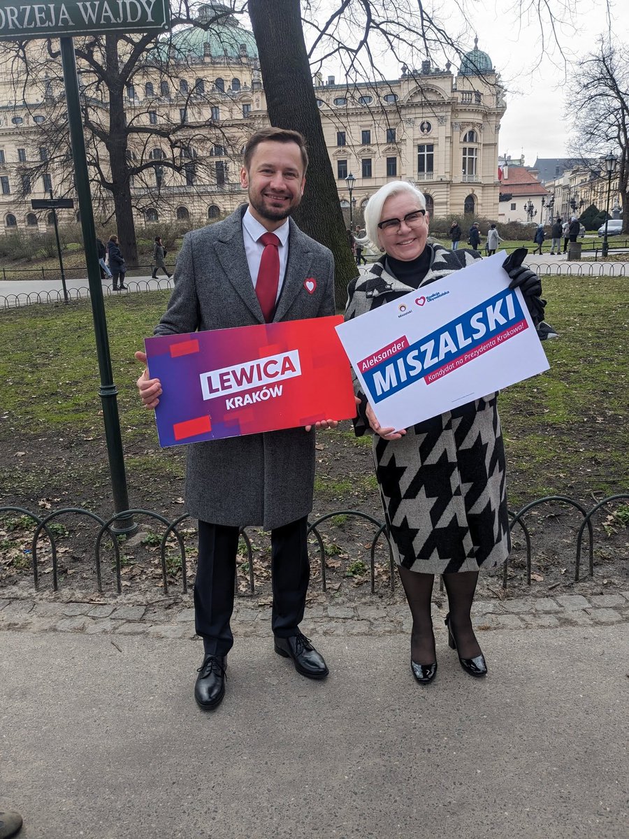 TomaszBorejza's tweet photo. To jest pani Małgorzata Potocka. 

Pani Małgorzata jest szefową klubu Lewicy w Radzie Miasta Krakowa. I tak się składa, ze po zrobieniu sobie zdjęcia z prezydentem Miszalskim, została szefową czegoś, co nazywa się Państwowy Zarząd Powierniczy. 

Pani Małgorzata zarządza tam 1 i 3/8 pracownika.

Jeden etat ma tam pracownik księgowości i kadr. 

A 3/8 etatu pracownik administracyjny.

Zarząd pani Małgorzaty kosztuje nas jakoś między 15 i 20 tysięcy złotych. Ile dokładnie nie wiadomo, bo oświadczenia majątkowe są wypełnione tak, że nie da się tego z nich wyczytać. Choć powinno się dać.  

Bareja?

Tak, a to jeszcze nie koniec. Zarząd - czyli panię Małgorzatę - nadzoruje tam jeszcze trzyosobowa rada nadzorcza. W tej jest między innymi pan Grzegorz Małodobry z KO. Koleś prezydenta Miszalskiego, z którym między innymi wspólnie ogląda mecze.

Rada kosztuje około 80 tysięcy rocznie.

Mamy więc taką sytuację, że czworo ludzi ma robotę, polegającą na pilnowaniu niespełna dwóch pracowników. Dwoje z nich na bank ma fotę z Olkiem.

Do tego PZP jest pod opieką wojewody z PSL, którego ludzie trafiają do spółek miejskich w Krakowie. 

Bareja by tego nie wymyślił.

Tak jak i tego, że pani Małgorzata przy okazji nowej posady, postanowiła zadbać o płuca krakowian. I kupiła sobie eleganckiego SUV-a marki Lexus. Takiego, który z całą pewnością spełnia wymagania SCT. 😎