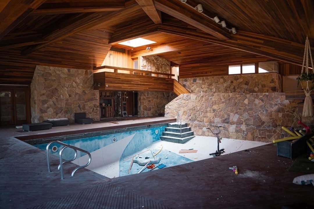 Ceci serait apparemment une villa abandonnée valant 12 M$ !

C’est fou… on en connaît plusieurs qui la prendraient sans hésiter. Et vous ? 👀