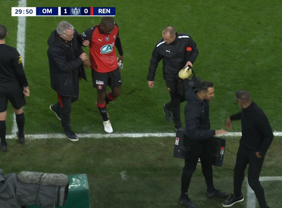 ActuFoot_'s tweet image. 🚨 Sans la VAR, 𝗘𝗧𝗛𝗔𝗡 𝗡𝗪𝗔𝗡𝗘𝗥𝗜 🏴󠁧󠁢󠁥󠁮󠁧󠁿 𝗡’𝗘́𝗖𝗢𝗣𝗘 𝗤𝗨𝗘 𝗗’𝗨𝗡 𝗝𝗔𝗨𝗡𝗘 𝗘𝗧 𝗦’𝗘𝗡 𝗦𝗢𝗥𝗧 𝗧𝗥𝗘̀𝗦 𝗕𝗜𝗘𝗡 ! 🟨🤯

Glen Kamara 🇫🇮 doit sortir sur blessure… 🤕

Habib Beye est furieux.