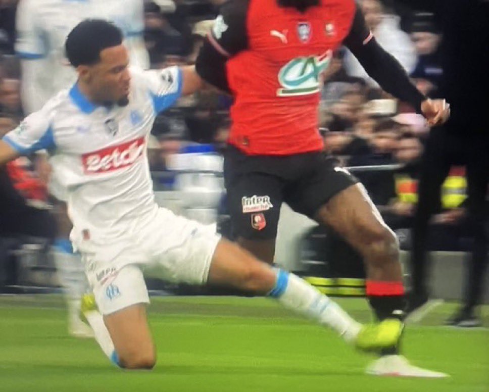 ActuFoot_'s tweet image. 🚨 Sans la VAR, 𝗘𝗧𝗛𝗔𝗡 𝗡𝗪𝗔𝗡𝗘𝗥𝗜 🏴󠁧󠁢󠁥󠁮󠁧󠁿 𝗡’𝗘́𝗖𝗢𝗣𝗘 𝗤𝗨𝗘 𝗗’𝗨𝗡 𝗝𝗔𝗨𝗡𝗘 𝗘𝗧 𝗦’𝗘𝗡 𝗦𝗢𝗥𝗧 𝗧𝗥𝗘̀𝗦 𝗕𝗜𝗘𝗡 ! 🟨🤯

Glen Kamara 🇫🇮 doit sortir sur blessure… 🤕

Habib Beye est furieux.