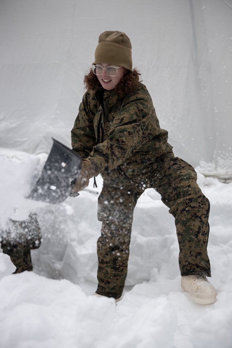 Shoveling snow is a physically demanding task that may pose risks to your health. Do a quick warm-up to get your muscles ready before you start. Pace yourself and take breaks. Fuel your body: get a snack and make sure you are well-hydrated before heading outside. 
📸LCpl. Kuester https://t.co/WCQIKogQ9E