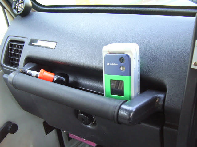 labo_jim's tweet image. JA11の助手席、スマホの置き場なさすぎ問題。笑📱 2006年に発売開始したグリップカバーは、 5分で付いて便利さは激変、車体側は無加工なのもこだわりです🛠️。
ちなみにJimLaboの最初の商品です 20年も経つのか・・ 
 
詳細はこちら👇
 jimlabo.net/gp/293/ 

#JA11 #ジムニー #JimLabo