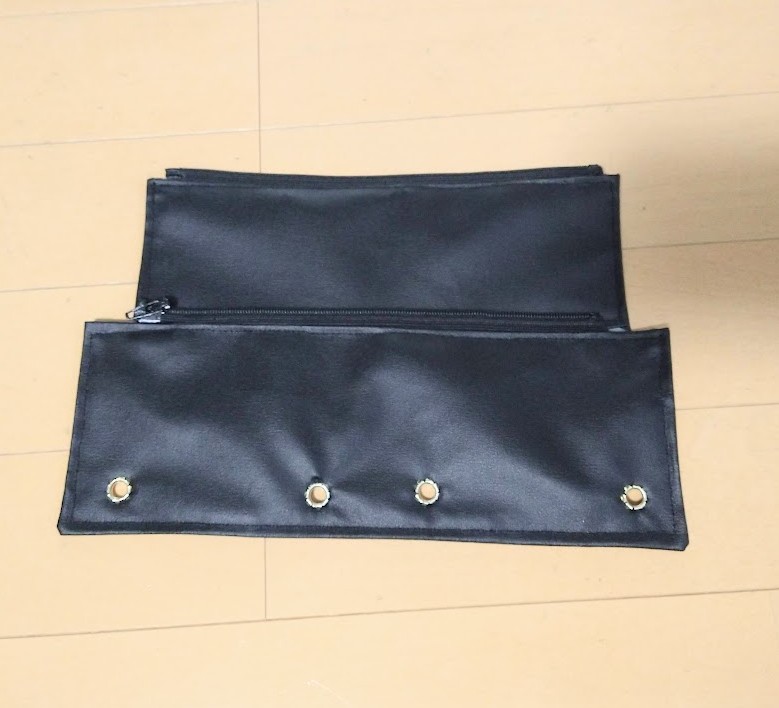 labo_jim's tweet image. JA11の助手席、スマホの置き場なさすぎ問題。笑📱 2006年に発売開始したグリップカバーは、 5分で付いて便利さは激変、車体側は無加工なのもこだわりです🛠️。
ちなみにJimLaboの最初の商品です 20年も経つのか・・ 
 
詳細はこちら👇
 jimlabo.net/gp/293/ 

#JA11 #ジムニー #JimLabo