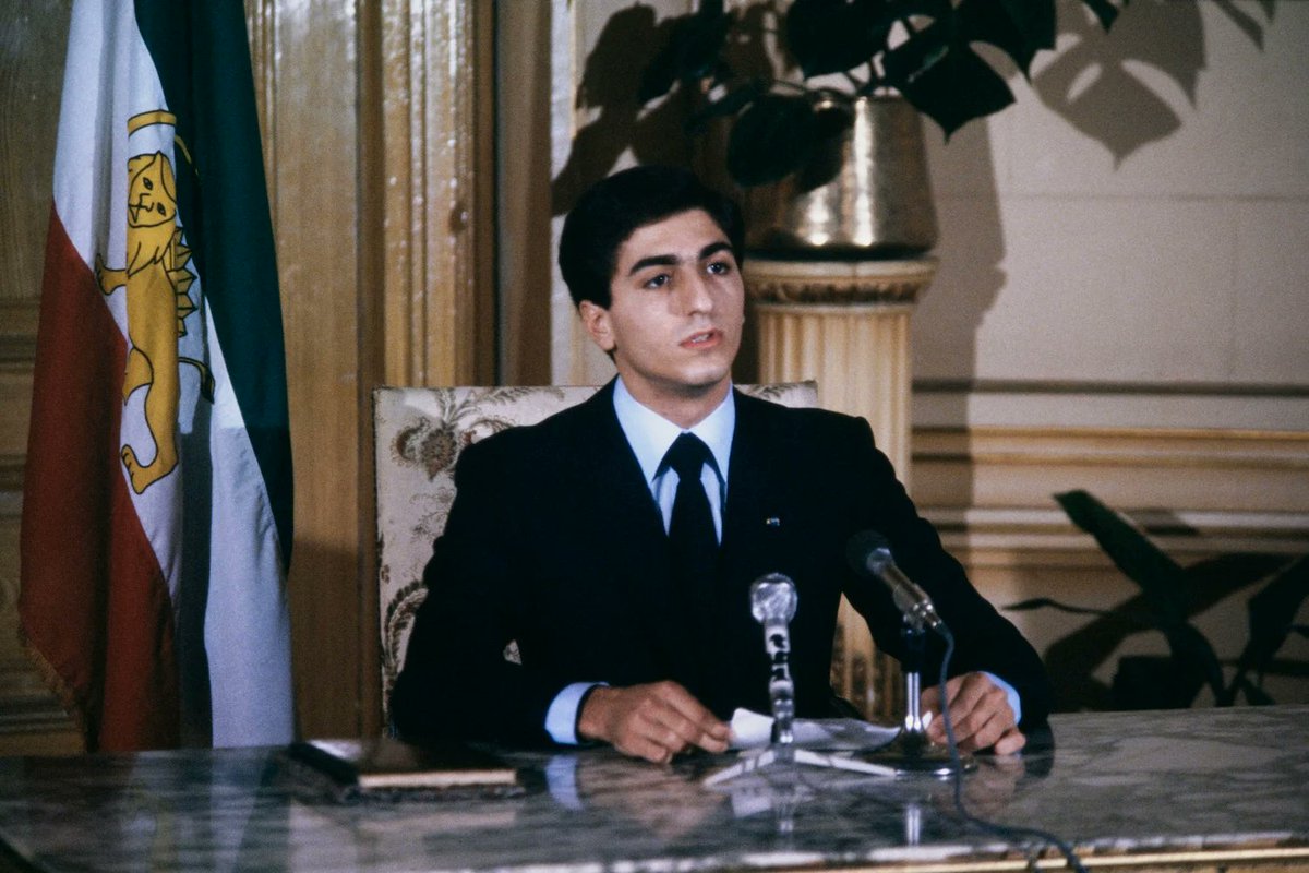 Obwohl Kronprinz Reza Pahlavi bereits seit 1978 in den Vereinigten Staaten lebt, hat er die amerikanische Staatsangehörigkeit nie angenommen.

Kronprinz Reza Pahlavi ist ein Sohn des Iran und Diener seines Volkes. Er hat sich sein Leben lang auf die Rolle vorbereitet, die auf ihn