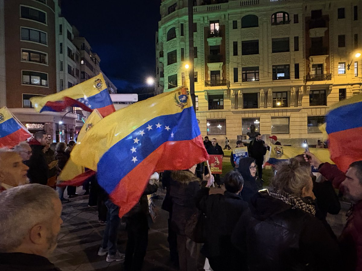 ConsVENBilbao's tweet image. #3Febrero

En ocasiones de cumplirse un mes de la agresión militar contra 🇻🇪 y el secuestro del Pdte @NicolasMaduro y de la primera dama @ConCiliaFlores, hubo una concentración en la Plaza Venezuela de #Bilbao 🇻🇪❤️✊🏽

#BringThemBack
#FreeThemNow

👉🏽✌🏽

(1/2)