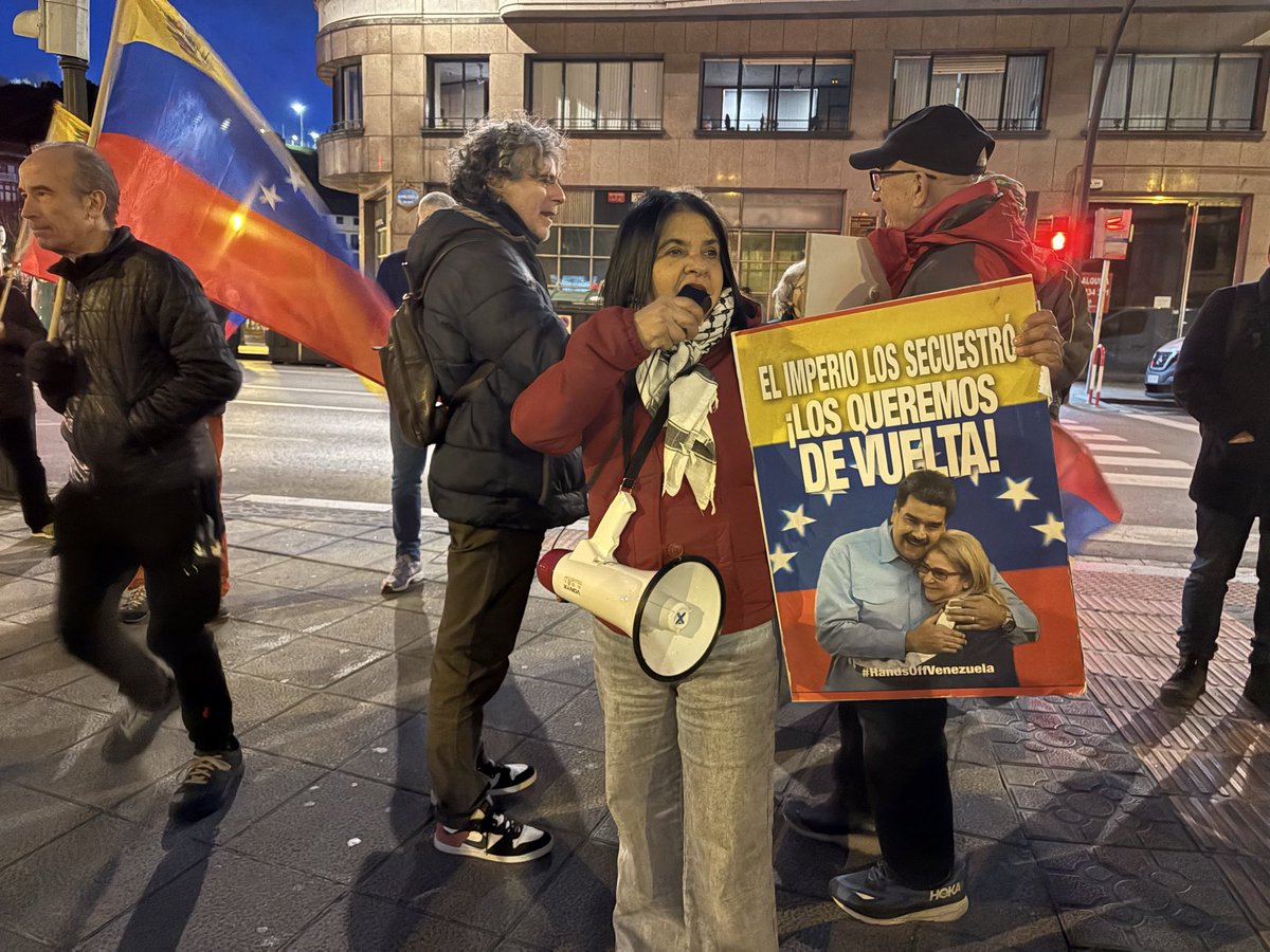 ConsVENBilbao's tweet image. #3Febrero

En ocasiones de cumplirse un mes de la agresión militar contra 🇻🇪 y el secuestro del Pdte @NicolasMaduro y de la primera dama @ConCiliaFlores, hubo una concentración en la Plaza Venezuela de #Bilbao 🇻🇪❤️✊🏽

#BringThemBack
#FreeThemNow

👉🏽✌🏽

(1/2)