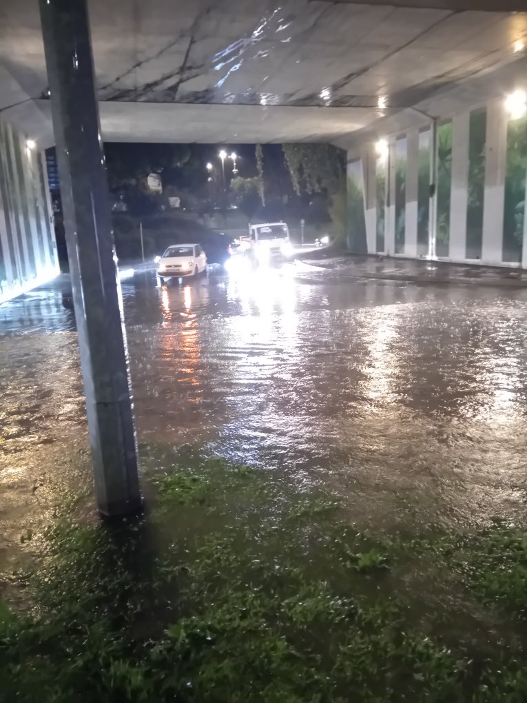 antibes_jlp's tweet photo. ⚠️ Le violent orage stagnant se déversant  actuellement sur Antibes Juan-les-Pins se poursuit avec d’importants ruissellements urbains ayant entraîné d’importants débordements sur la voirie communale. Le carrefour du Châtaignier est fermé  . Pour votre sécurité, en aucun cas ne prenez votre véhicule. N’effectuez aucun  déplacement,  demeurez éloigné absolument des cours d’eau. 
Restez  extrêmement prudents, le poste Communal de Crise sous la direction de l’adjointe à la sécurité est opérationnel  aux Espaces du Fort carré.