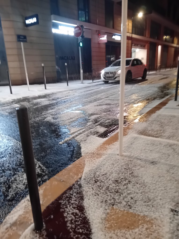 antibes_jlp's tweet photo. ⚠️ Le violent orage stagnant se déversant  actuellement sur Antibes Juan-les-Pins se poursuit avec d’importants ruissellements urbains ayant entraîné d’importants débordements sur la voirie communale. Le carrefour du Châtaignier est fermé  . Pour votre sécurité, en aucun cas ne prenez votre véhicule. N’effectuez aucun  déplacement,  demeurez éloigné absolument des cours d’eau. 
Restez  extrêmement prudents, le poste Communal de Crise sous la direction de l’adjointe à la sécurité est opérationnel  aux Espaces du Fort carré.