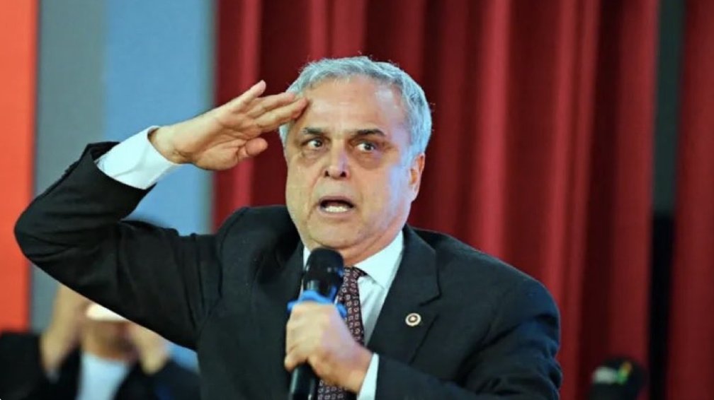 Tipe bak tipe. Güya selam verecek de onu da beceremiyor. Lan sen bu selamı KKK' de versen o mikrofunu kolunla birlikte... Neyse. Liyakatsizlerin kendi kararlarıyla kendilerini ifşa etmesi de bir artı.