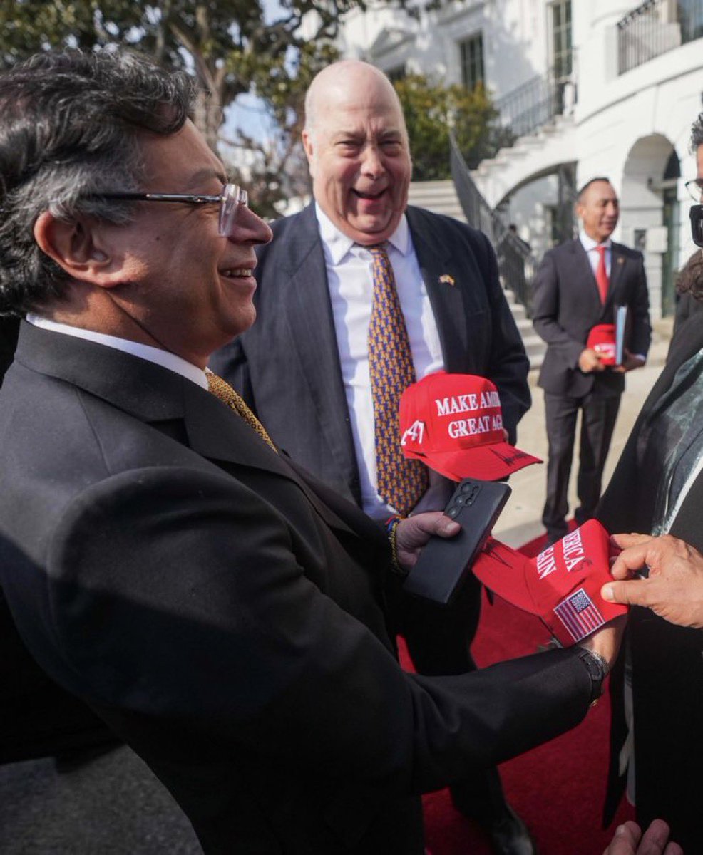 Minuto exacto donde Petro y Ricardo Roa (al fondo) dan un salto de la extrema izquierda a la extrema derecha. 

Vamos a ver cuánto les dura.