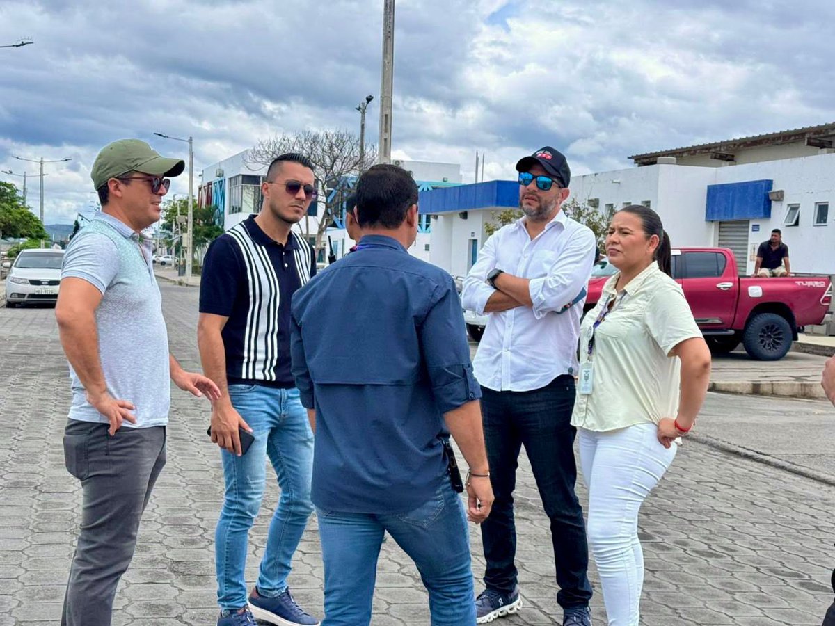 ECU911_'s tweet photo. 📍#Manabí | El Director General del #ECU911, @JCPaladines, junto al Coordinador Zonal de @ECU911PVO, Carlos Espinel, y autoridades de @GoberManabi, @Agricultura_CZ4, @PoliciaEcuador y @FFAAECUADOR recorrió el Puerto Pesquero Artesanal de Jaramijó.

En el sitio se verificó el funcionamiento de las cámaras de videovigilancia y botón de alerta que se implementaron para fortalecer la seguridad y prevención del sector, dentro del programa #LocalesSeguros. 

Los dispositivos también están operativos en el Puerto Pesquero de San Mateo #Manta y Facilidad Pesquera de Cojimíes en #Pedernales.