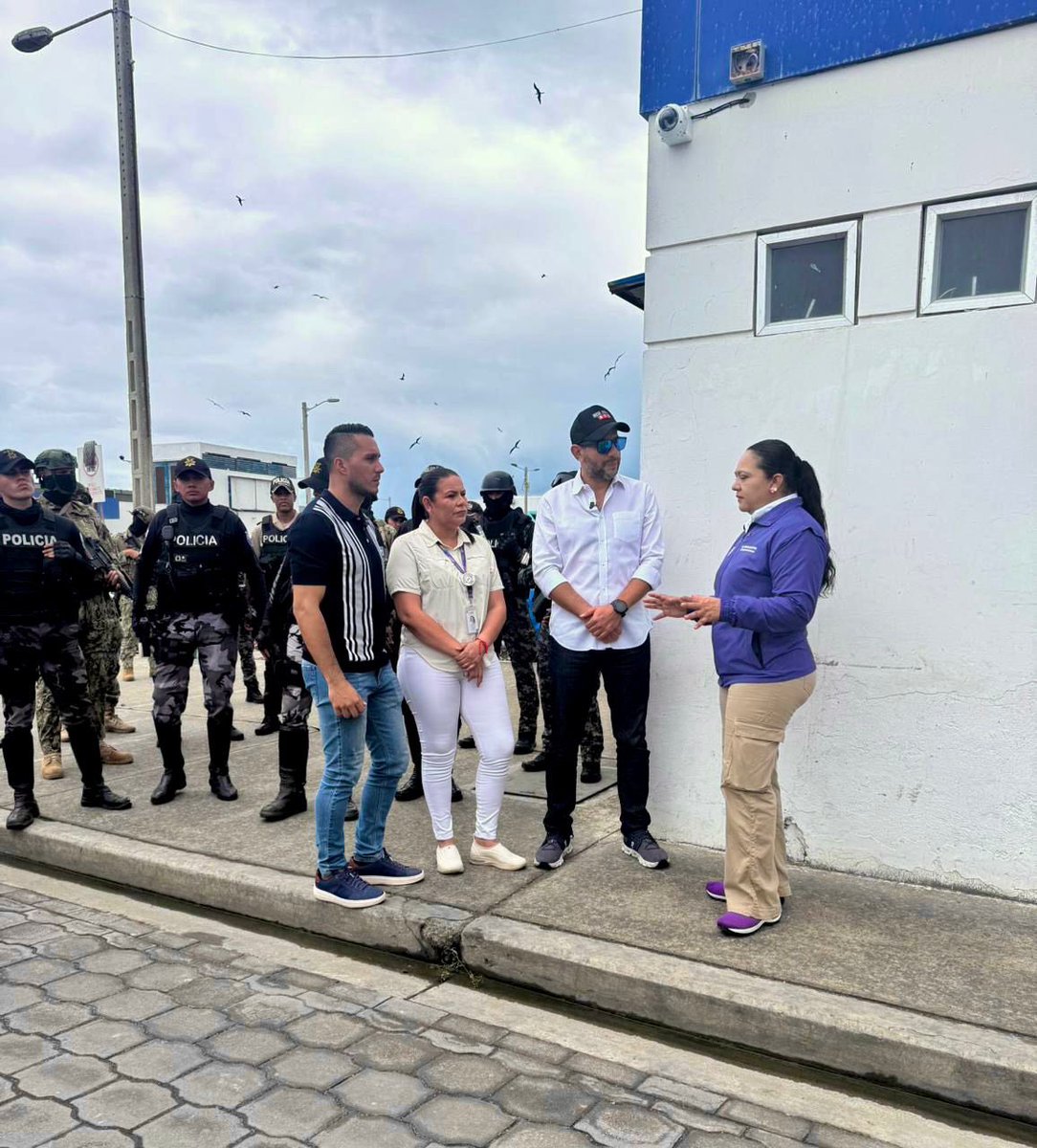 ECU911_'s tweet photo. 📍#Manabí | El Director General del #ECU911, @JCPaladines, junto al Coordinador Zonal de @ECU911PVO, Carlos Espinel, y autoridades de @GoberManabi, @Agricultura_CZ4, @PoliciaEcuador y @FFAAECUADOR recorrió el Puerto Pesquero Artesanal de Jaramijó.

En el sitio se verificó el funcionamiento de las cámaras de videovigilancia y botón de alerta que se implementaron para fortalecer la seguridad y prevención del sector, dentro del programa #LocalesSeguros. 

Los dispositivos también están operativos en el Puerto Pesquero de San Mateo #Manta y Facilidad Pesquera de Cojimíes en #Pedernales.
