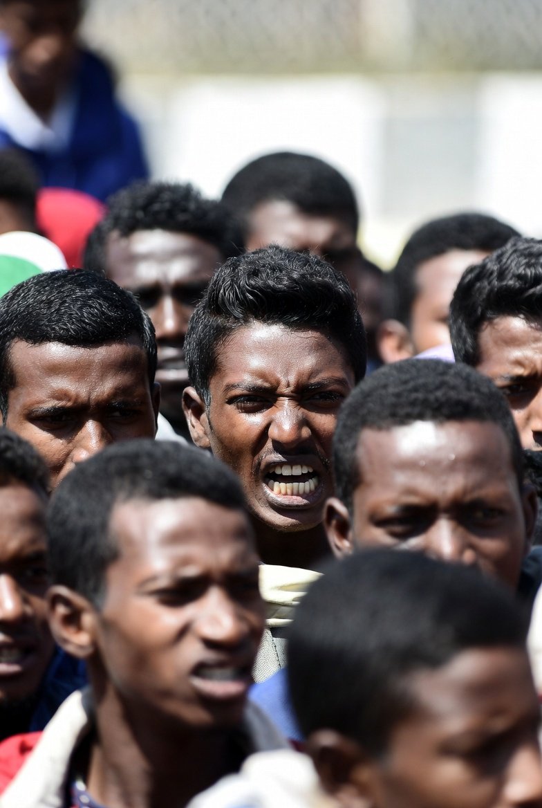 Meneer links moet blijven werken om de heren rechts een uitkering te kunnen geven.
#tweedekamer #AOWleeftijd #aow #Epstein #vandaaginside #Derksen