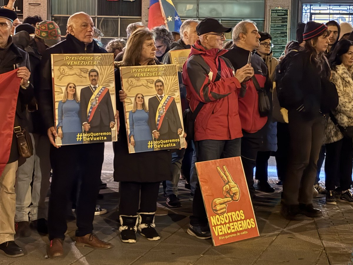 ConsVENBilbao's tweet image. Participaron partidos políticos, sindicatos, estudiantes, feministas y movimientos sociales, para:

✅Condenar agresión militar a 🇻🇪
✅Mostrar solidaridad con el pueblo vzolano 
✅Exigir liberación de @NicolasMaduro y @ConCiliaFlores 

#BringThemBack 
#FreeThemNow 

👉🏽✌🏽

(2/2)