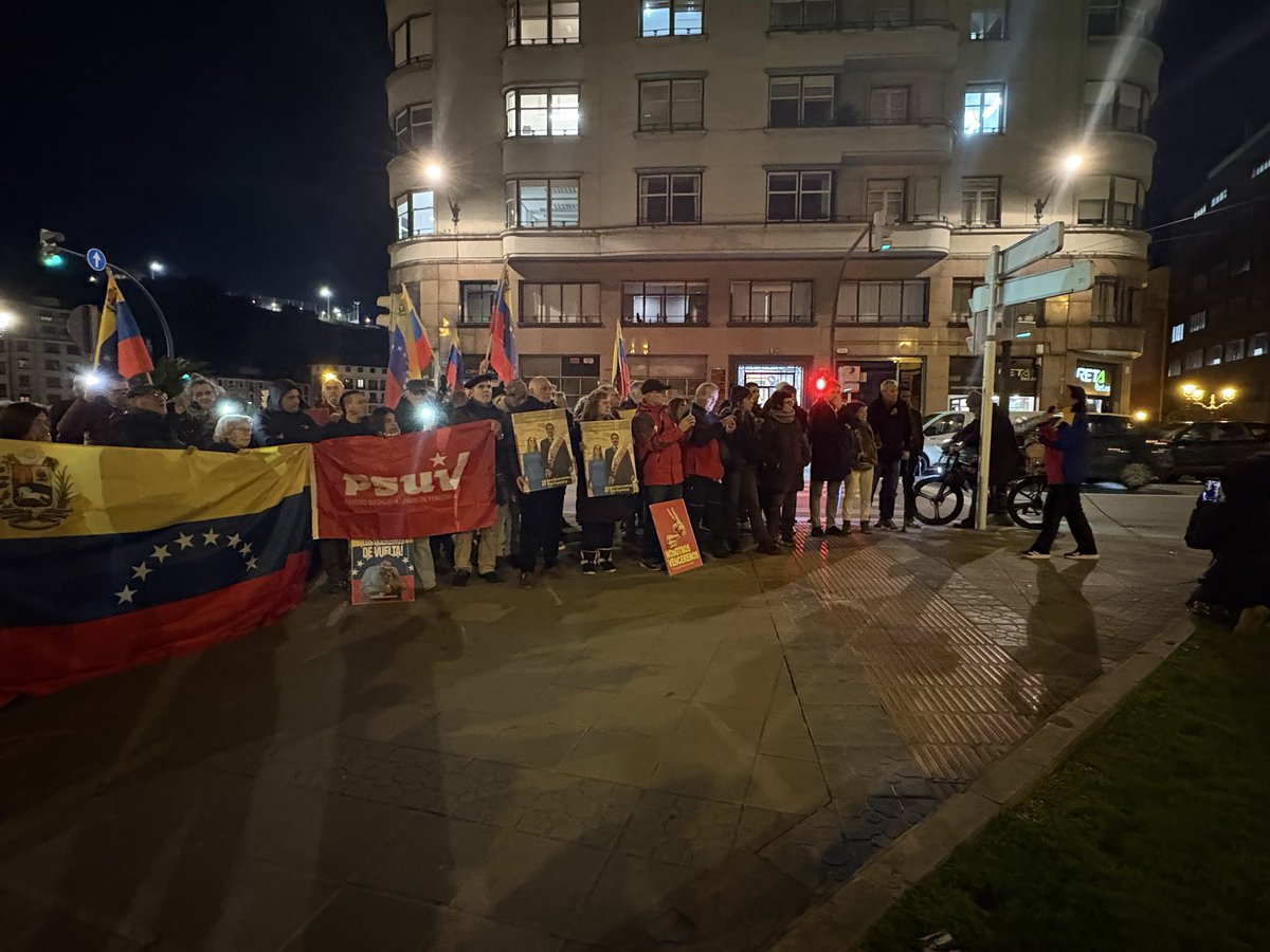 ConsVENBilbao's tweet image. Participaron partidos políticos, sindicatos, estudiantes, feministas y movimientos sociales, para:

✅Condenar agresión militar a 🇻🇪
✅Mostrar solidaridad con el pueblo vzolano 
✅Exigir liberación de @NicolasMaduro y @ConCiliaFlores 

#BringThemBack 
#FreeThemNow 

👉🏽✌🏽

(2/2)