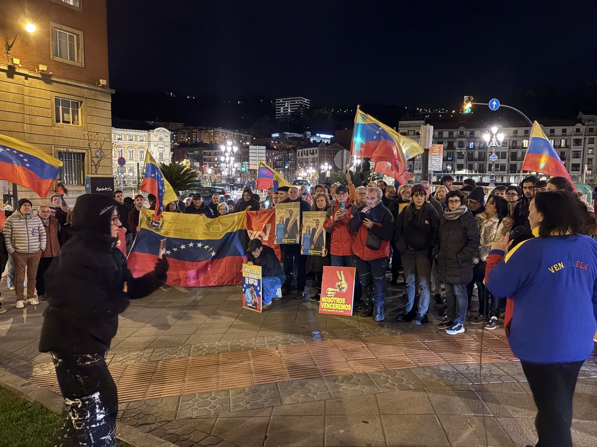 ConsVENBilbao's tweet image. Participaron partidos políticos, sindicatos, estudiantes, feministas y movimientos sociales, para:

✅Condenar agresión militar a 🇻🇪
✅Mostrar solidaridad con el pueblo vzolano 
✅Exigir liberación de @NicolasMaduro y @ConCiliaFlores 

#BringThemBack 
#FreeThemNow 

👉🏽✌🏽

(2/2)