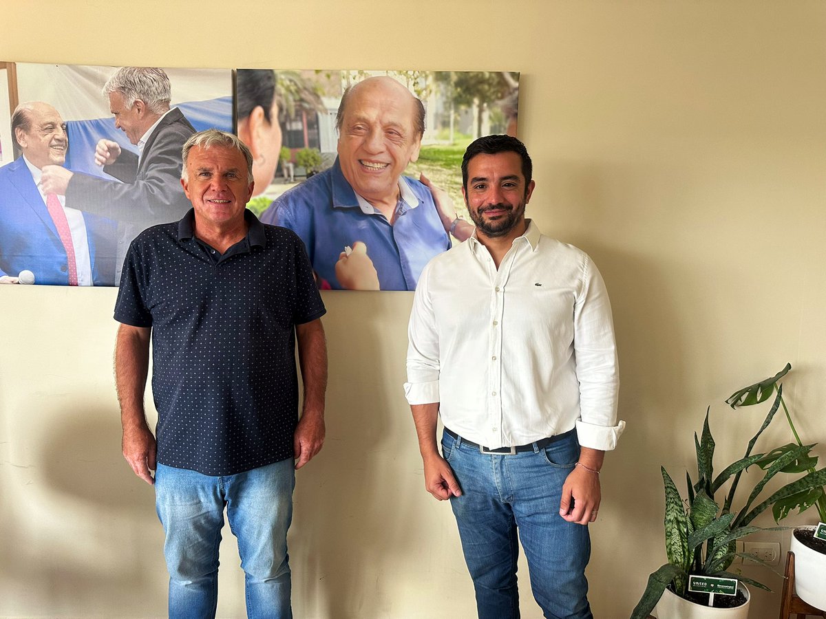 AgBalladares's tweet photo. Me recibió el intendente Carlos “Turco” Balor en la Municipalidad de Berazategui. Charlamos de gestión, del conurbano y del peronismo como herramienta para transformar la realidad.

Junto a un gran equipo continúan el legado del doctor Juan José Mussi, un referente ineludible para mí: siempre dispuesto a tender una mano, a escuchar, a aconsejar y a ayudarnos a hacer de Lanús una tierra profundamente peronista. Falta mucho para eso, pero todos los días damos pasos en ese sentido.

Gracias, Turco, por el recibimiento y felicitaciones por sostener y proyectar el legado del compañero Mussi.

@CarlosBalorBera