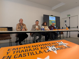 Aprodel_CLM's tweet photo. APRODEL dona su publicación sobre emprendimiento y trabajo autónomo al @CECLM_UCLM https://t.co/0uFOutR90Q https://t.co/Jmi1qWQKAx