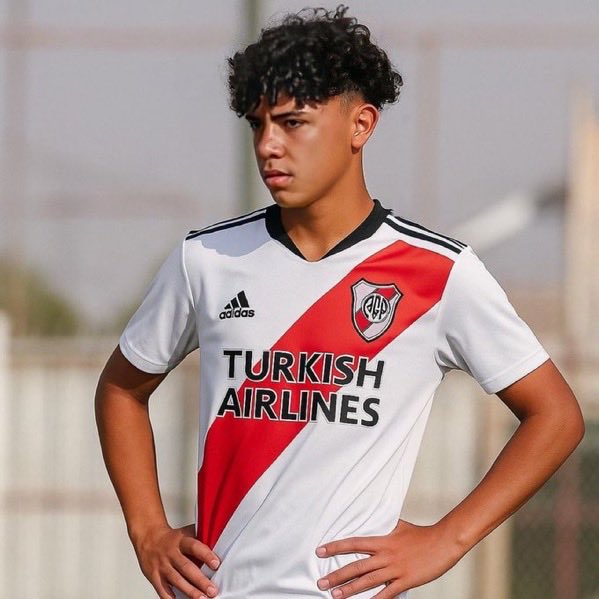 Cristiano Ronaldo yéndose a River Plate y se lleva a su hijo para que se forme en el mejor club de toda América. #CR7ARiver