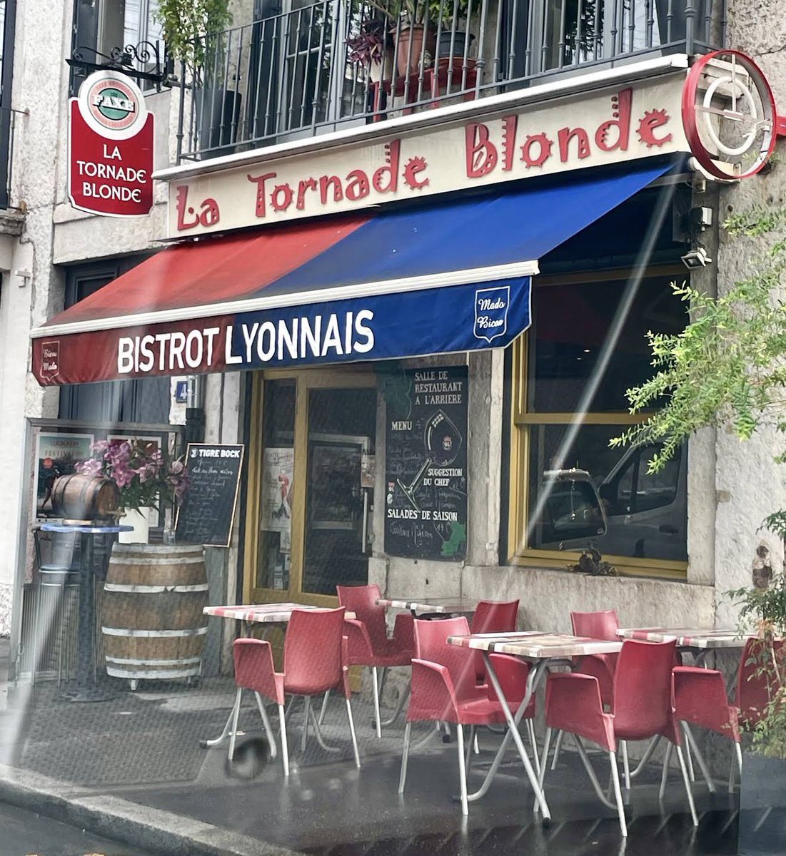 Dimanche dernier sur <a href="/TF1/">TF1</a> , reportage découverte « Mon bistrot ma bataille »

Et donc un coup de pub pour La Tornade Blonde, 4 quai Rambaud dans le 2e arrondissement de Lyon.
Mado, la patronne supportrice de l’OL!! 

Bouchon Lyonnais, machon et elle diffuse les matchs de l’OL.