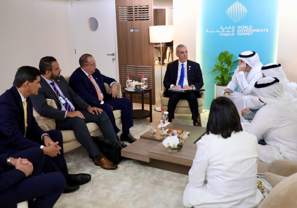scarletbenzan's tweet photo. Con el objetivo de fortalecer el diálogo diplomático y las oportunidades de cooperación entre ambos países, el presidente @luisabinader sostuvo una reunión bilateral con Omar Shehadeh, enviado del Ministerio de Relaciones Exteriores de los Emiratos Árabes Unidos para el Caribe. 🇦🇪🫱🏽‍🫲🏼🇩🇴