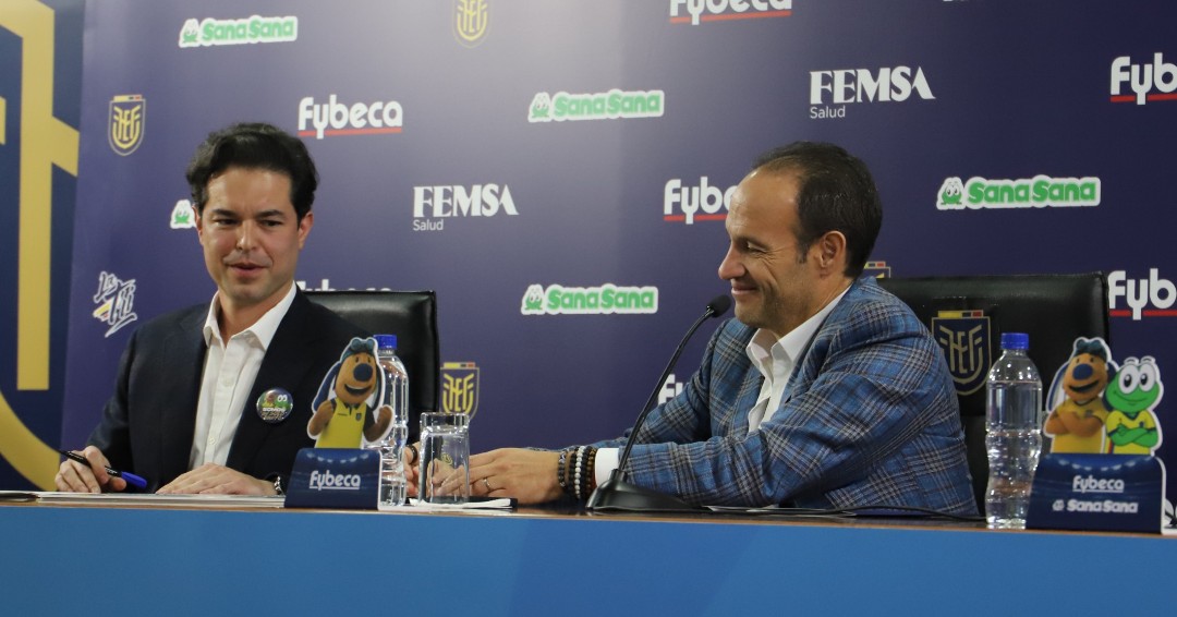 FEFecuador's tweet image. 🔝 Cuando alguien decide quedarse, no es casualidad: es confianza.

🔎 Fybeca renueva su compromiso con La Tri hasta 2030 y damos la bienvenida a SanaSana, que se suma a este camino compartido por el fútbol y la salud del país. 

🙌Gracias por creer en nosotros. ¡Somos un solo…