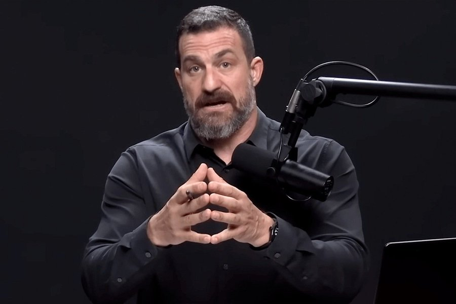 أندرو هيوبرمان نزل "ماستر كلاس" مدته ساعتين عن الكورتيزول — وهو الهرمون الأساسي للتوتر في جسمك.

ارتفاع الكورتيزول يعني: احتراق نفسي، شيخوخة أسرع، زيادة وزن، ضعف ذاكرة، أمراض قلب، وحتى ألزهايمر.

إليك بروتوكول من 7 خطوات يضبط لك الكورتيزول (ومثبت علمياً):