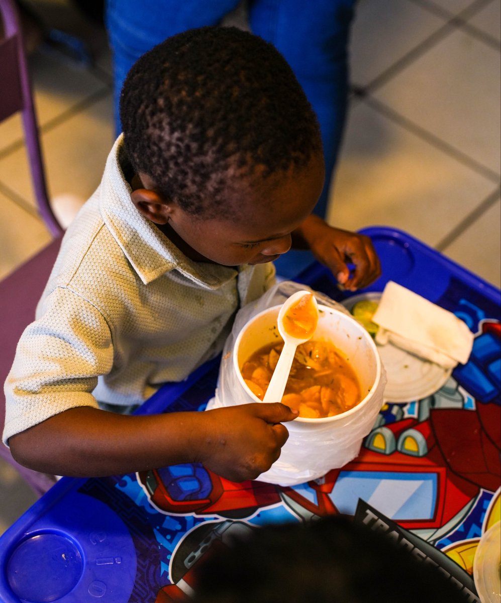 Gracias de corazón 🫶🏻 Lucho y <a href="/PezAzulEcuador/">Pez Azul</a> por la donación de encebollados,  un gesto de amor, solidaridad y esperanza
Cada plato compartido nos enseña que cuando hay manos generosas, nadie camina solo.
Ser parte de esta cadena de bondad nos impulsa a seguir creciendo juntos.