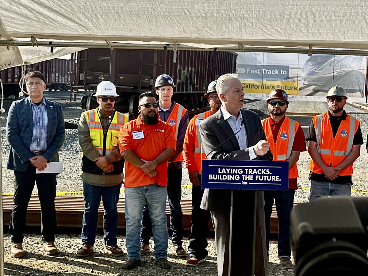 CA_Bldg_Trades's tweet photo. Union workers are building California’s clean, connected future. Honored to join @CAGovernor and @CaHSRA in Kern County today to celebrate the completion of the Southern California Railhead Facility 🚄💪 #unionbuilt #HighSpeedRail #BuildCA https://t.co/OsvMUg4mpG