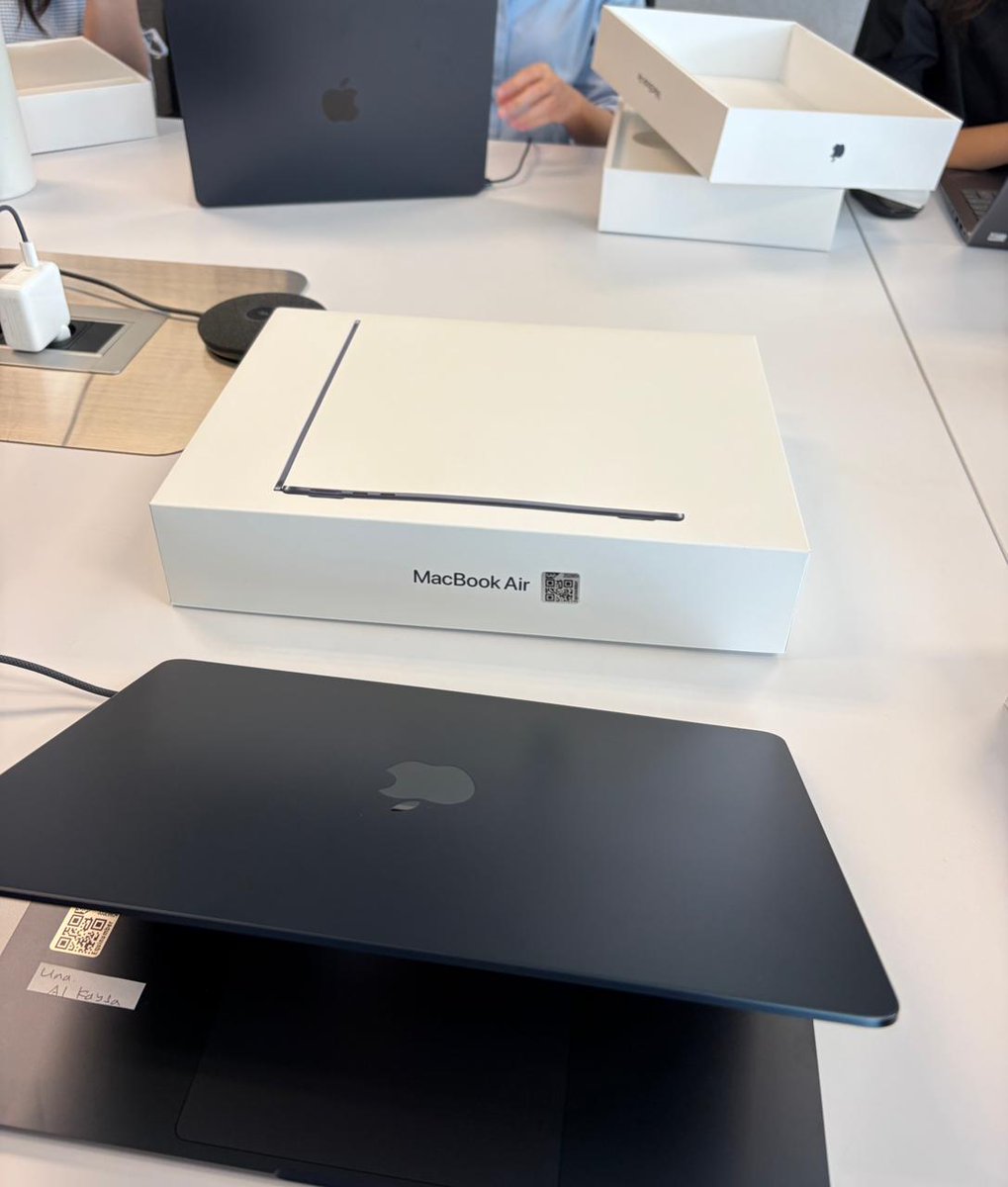 Seru juga anak sekarang magangnya dapat UMR dan Macbook Pro😁 #anakmagang