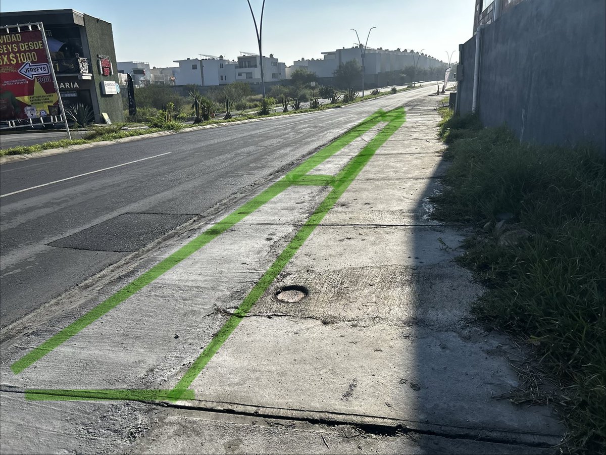 Vigilamty's tweet photo. @mtygob @AdrianDeLaGarza @banquetalibre denuncia publica a Pádel G8 (Av. Madeiras, col. Puerta de Heberto, Mty) destruyó las jardineras de la banqueta (áreas marcadas en verde)  para dar lugar a estacionarse a los carros, lo cual también el ilegal. @reforestacion oriéntenme, https://t.co/VtvbS1u0A1
