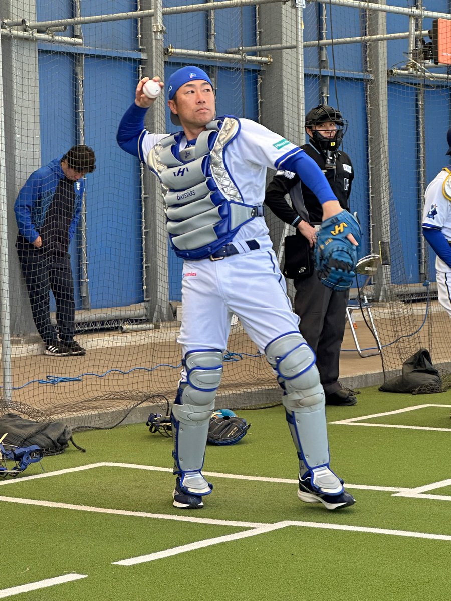 SpBaystars's tweet photo. 相川監督が捕手としてブルペンに入っています！
投げているのは山﨑康晃投手です https://t.co/Cjgdc53h1G