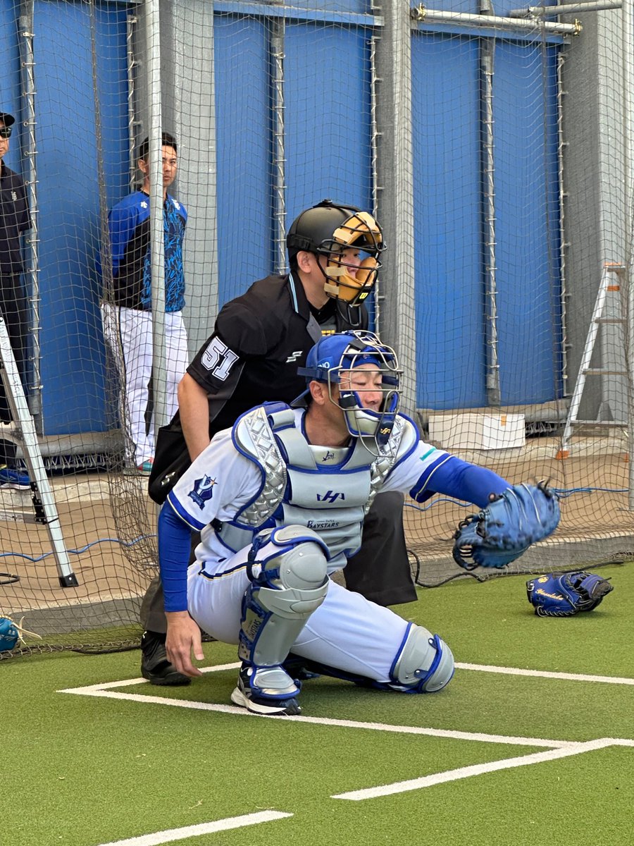 SpBaystars's tweet photo. 相川監督が捕手としてブルペンに入っています！
投げているのは山﨑康晃投手です https://t.co/Cjgdc53h1G