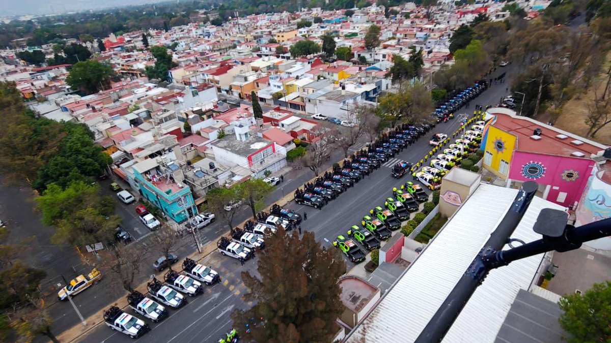 PabloVazC's tweet photo. #Importante | Por instrucciones de la Jefa de Gobierno, @ClaraBrugadaM, continuamos las acciones operativas para reducir los delitos de alto impacto en nuestra Ciudad.

Con 450 policías de la @SSC_CDMX, 32 camionetas, un vehículo UNIMOG y dos helicópteros de los #Cóndores, iniciamos un operativo de prevención, disuasión y proximidad en las calles y colonias de @AzcapotzalcoMx. 

Seguimos con el trabajo coordinado con la @SEMAR_mx, @GN_MEXICO_ y los gobiernos de las alcaldías para la atención de denuncias y las labores de investigación e inteligencia que nos permitan seguir construyendo una ciudad más segura, justa y en paz.