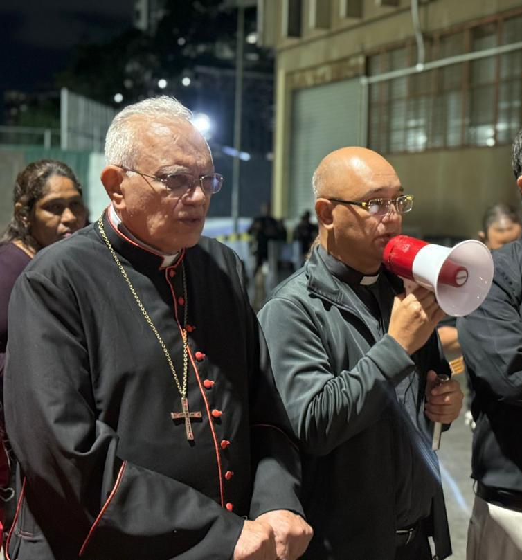 #AHORA | Cardenal Baltazar Porras acompaña a los familiares de presos políticos fuera del centro de detención de Zona 7.
