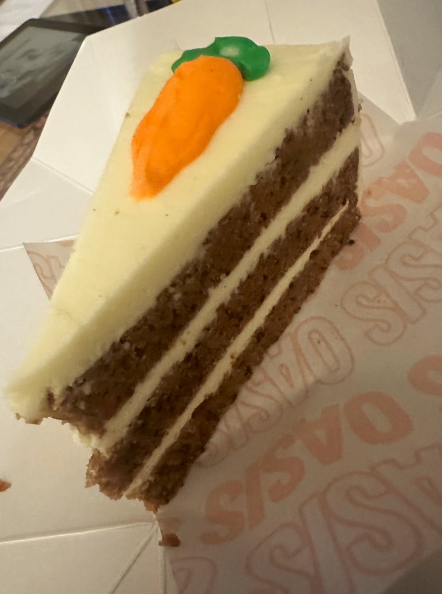 free_style_chef's tweet image. Treats 🙂

Carrot cake from Oasis. 

Vegan Ube cheesecake from Beyond Sushi. 

#dessert #sugar #sweets