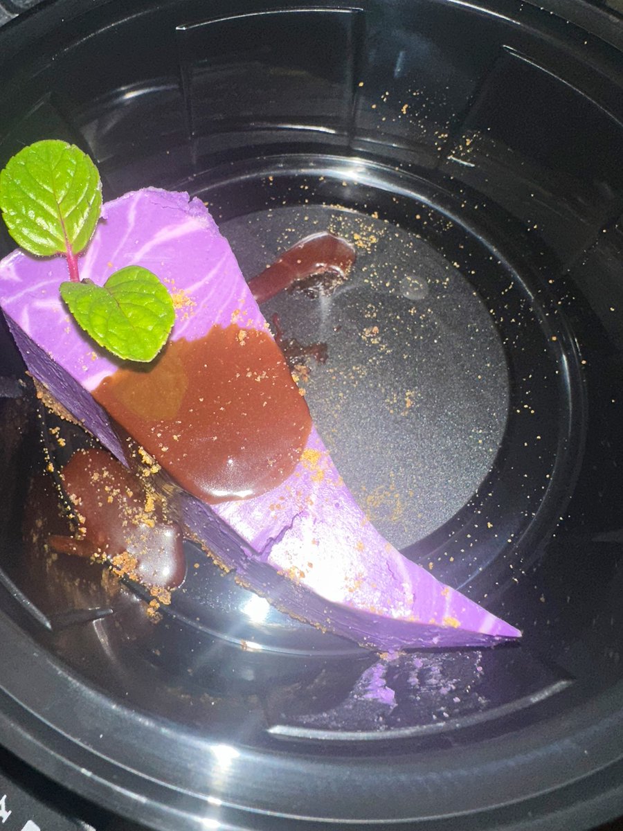 free_style_chef's tweet image. Treats 🙂

Carrot cake from Oasis. 

Vegan Ube cheesecake from Beyond Sushi. 

#dessert #sugar #sweets