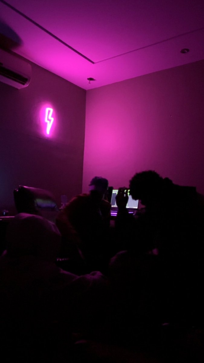 maybemoee's tweet image. مزيكا للتاريخ