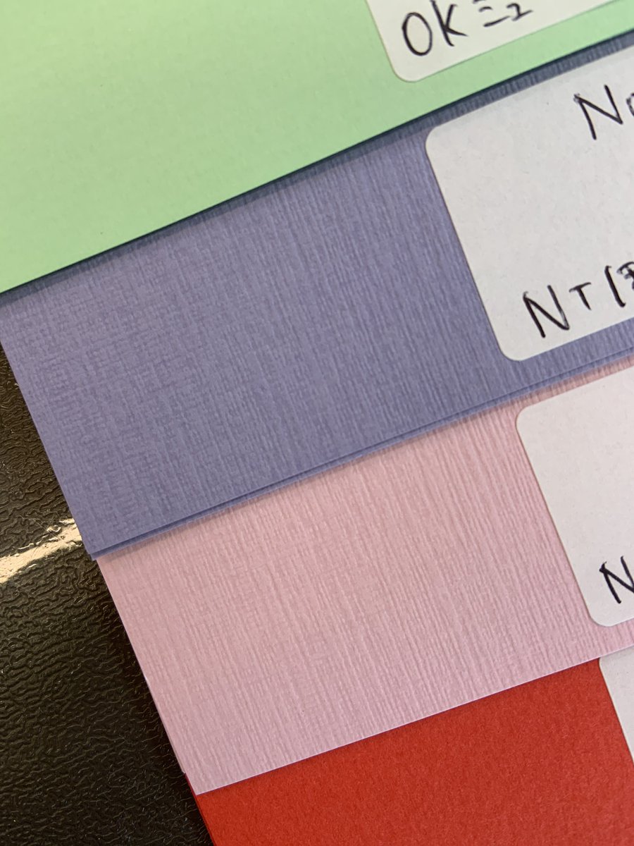 新人スタッフのクレヨン🖍️です

【約100種類から選べる！紙選びワークショップ】に新しい紙達が加わりました♡
私のお気に入りは紫色の（NTほそおりGA藤）です。みなさんもお気に入りの紙、推し紙が見つかりますように🥰